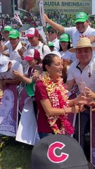 Arte en las campañas; joven recibe a Sheinbaum con manta pintada a mano