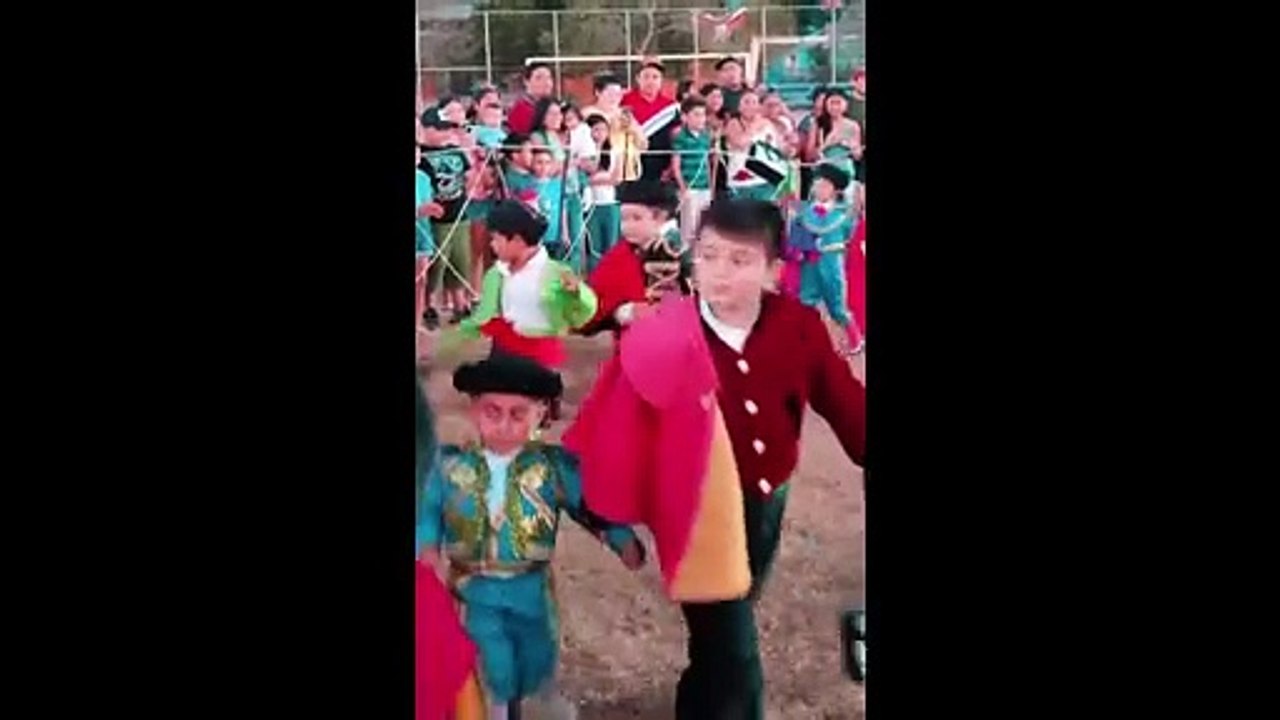 Niños representan la tradicional corrida de toros en Tahmek