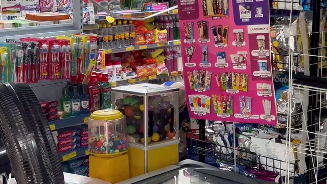 Telhado de supermercado cede e homem sofre queda de quatro metros