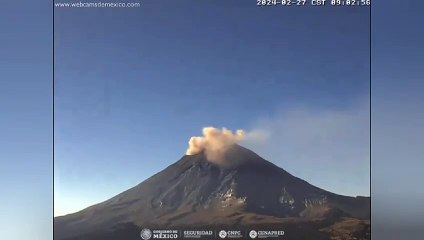 Lanza volcán Popocatépetl fumarola de más de dos mil metros con caída de ceniza