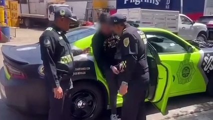 Policías de tránsito aseguran a un hombre en posesión de más de 1 mdp