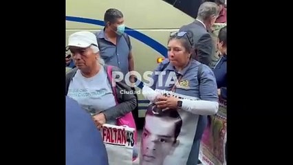 Llegan padres y normalistas de Ayotzinapa al Senado de la República