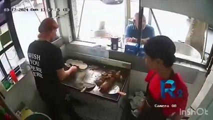 Embiste camioneta puesto de tacos de carnitas; cliente se salva de morir (VIDEO)
