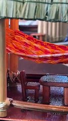 Artesano elabora lámparas en forma de casas mayas