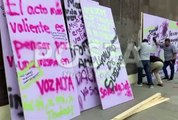 Instalan tarimas en edificios de Monterrey, previo a la marcha del 8M