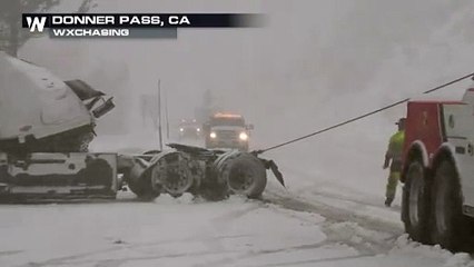 Azota poderosa tormenta de nieve la Sierra de Nevada en California