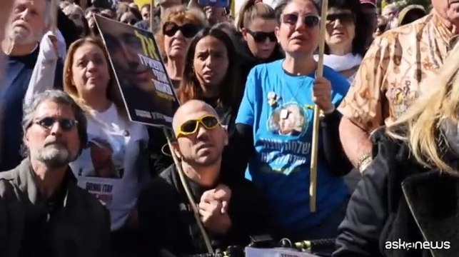 Israele, una folla festeggia a Tel Aviv il rilascio dei tre ostaggi