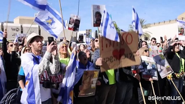 Israele, una folla festeggia a Tel Aviv il rilascio dei tre ostaggi