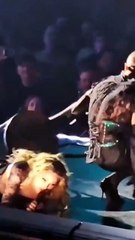 Madonna cae de silla durante concierto... ¡la estaban arrastrando! (VIDEO)