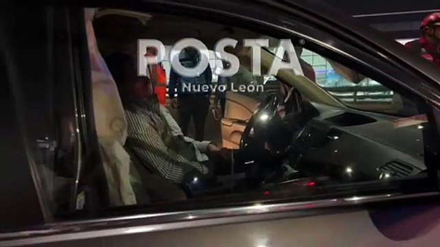 Se atrinchera en camioneta tras choque en avenida Gonzalitos