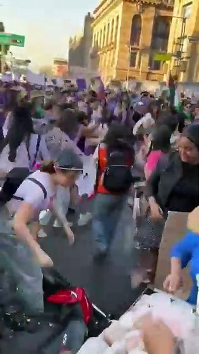 Ricardo Salinas Pliego, promete moto a joven que agredió a mujeres en marcha #8M