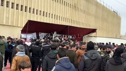 أهالي معتقلين في صيدنايا متمسكين بأمل اللقاء بأبنائهم