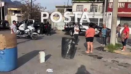 Bloquean vecinos avenida Rangel Frías por falta de luz