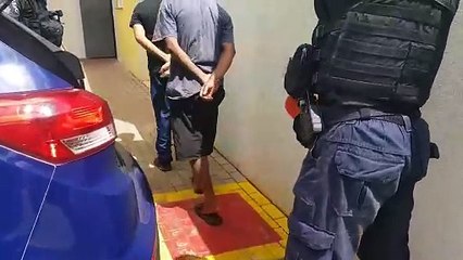 Após ação suspeita na Praça do Migrante, GM aborda homens e apreende pedras de crack