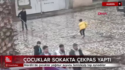 Mardin'de çocuklar yağmur suyunu temizleyip top oynadılar