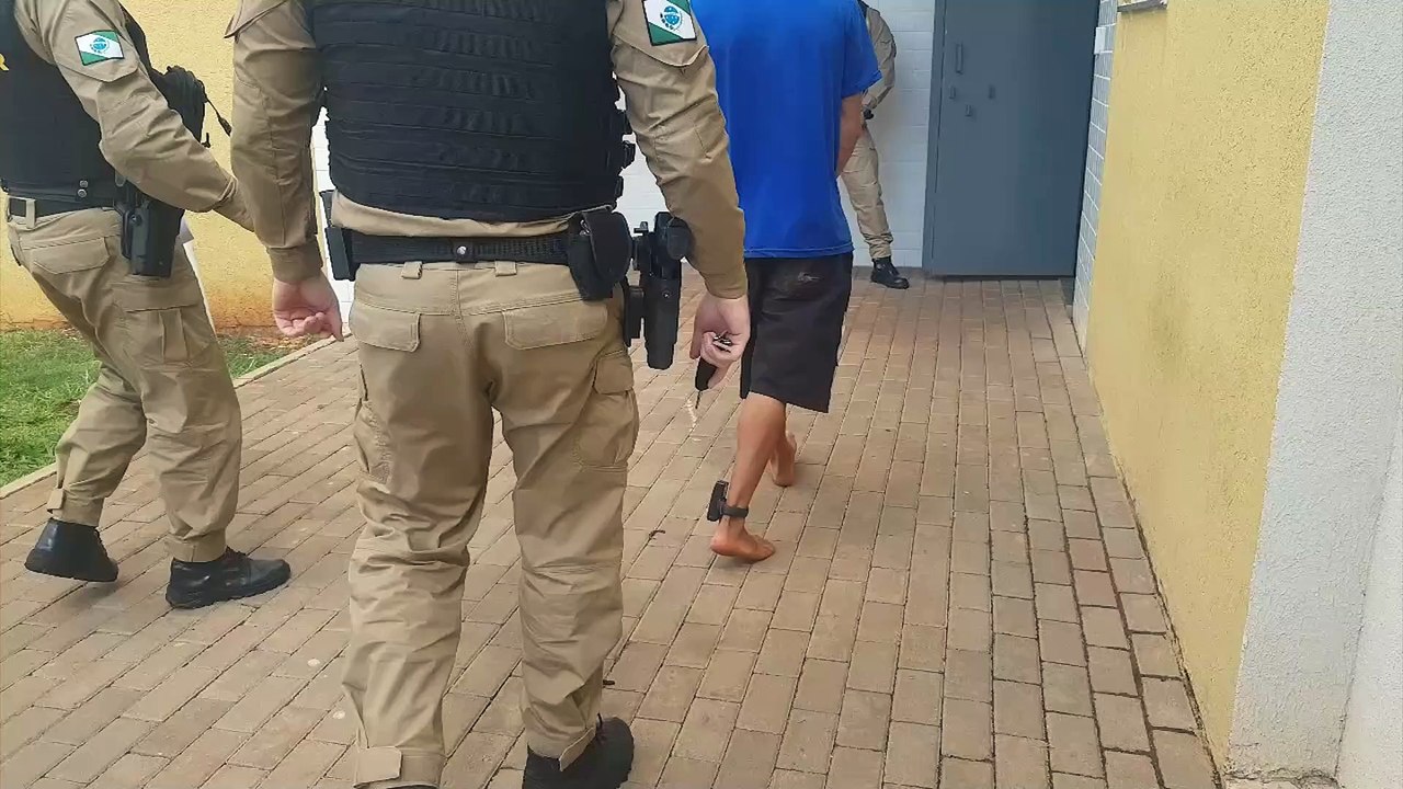 Jovem com tornozeleira é detido pela PM após agredir a companheira na frente dos cinco filhos