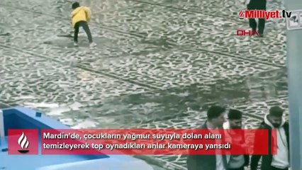 Çocuklar yağmur suyu dolan alanı temizleyip top oynadılar