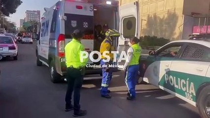 Automovilista atropella a madre de familia que bajaba mochilas de sus hijas