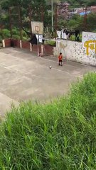 ¡Maradoña! Abuelita sorprende al jugar futbol con su nieto