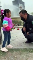 Elementos de Protección Federal llegan “armados” de flores a la Macroplaza