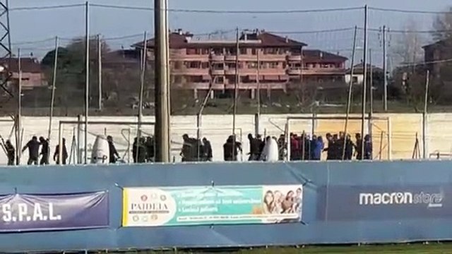 Blitz degli ultras all'allenamento della Spal e spintoni con i giocatori