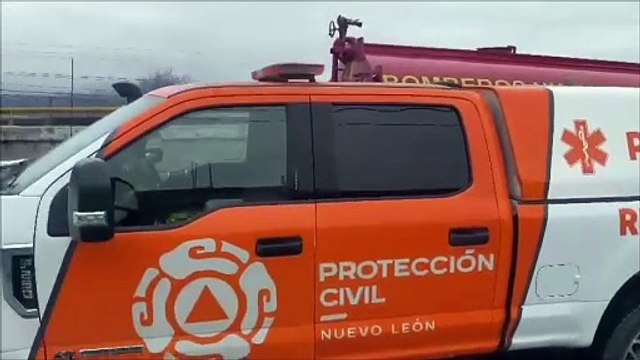 Tracto camión se incendia, tras impactarse contra anuncios bandera (VIDEO)
