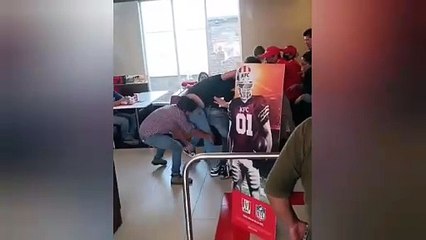 No le dan lo que pidió; golpea a empleados de restaurante en Metepec (VIDEO)