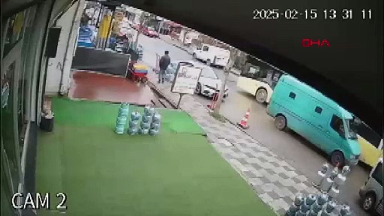 İstanbul- Ataşehir'de İETT otobüsü çocuğa çarptı; kaza kamerada
