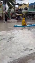 Holbox, inundado tras frente frío 32 pobladores usan kayaks como transporte