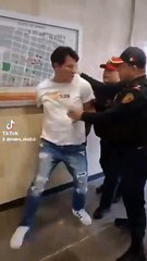 ¡En la cara no! Policía de la SSC golpea en el rostro a un usuario del Metro