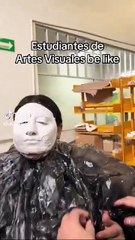 ¿Cómo son en Artes Visuales? Estudiante acaba con máscara pegada a la cara