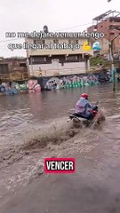 VIDEO: "A toda velocidad” Motociclista que desafió un paso a desnivel inundado