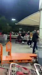 ¡Otra de Costco! Mujer corre semidesnuda de una tienda (VIDEO)