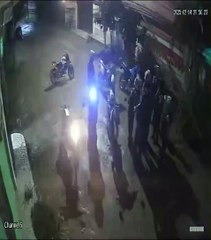 Motociclista cae a una charco tras persecución policial, ayuda porfa