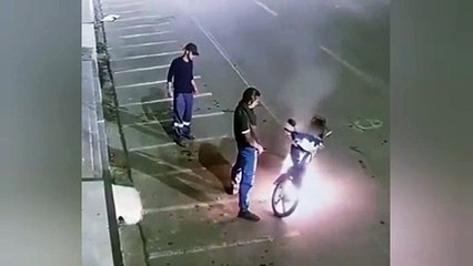 ¿Cómo apagarías el fuego si se incendia tu moto? Te mostramos una idea