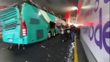 Se destruye autobús al chocar con desnivel de Insurgentes y Viaducto