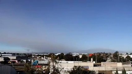 Fuerte viento afecta actividad del volcán Popocatépetl, esparce más la ceniza