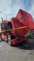 Muere hombre prensado en choque de tráiler