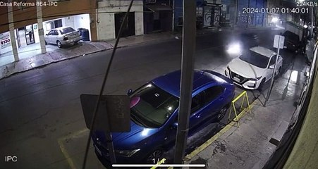 Captan momento en que conductor impacta autos estacionados en Monterrey