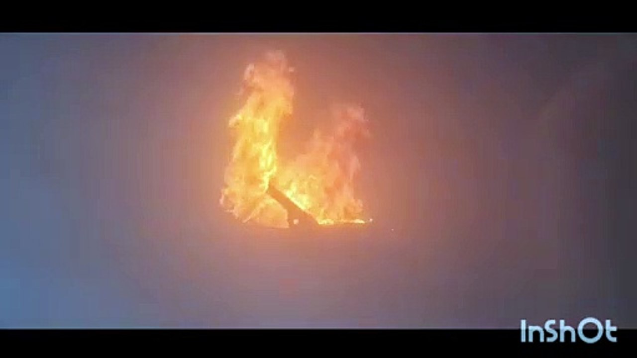 Se incendia vehículo en estacionamiento de plaza comercial