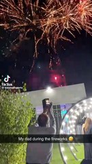 ¿Pero si los tomó? Hombre intenta tomar fotos de fuegos artificiales (VIDEO)