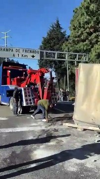 ¡Pollo sale volando! Accidente en la México-Toluca por volcadura de camión