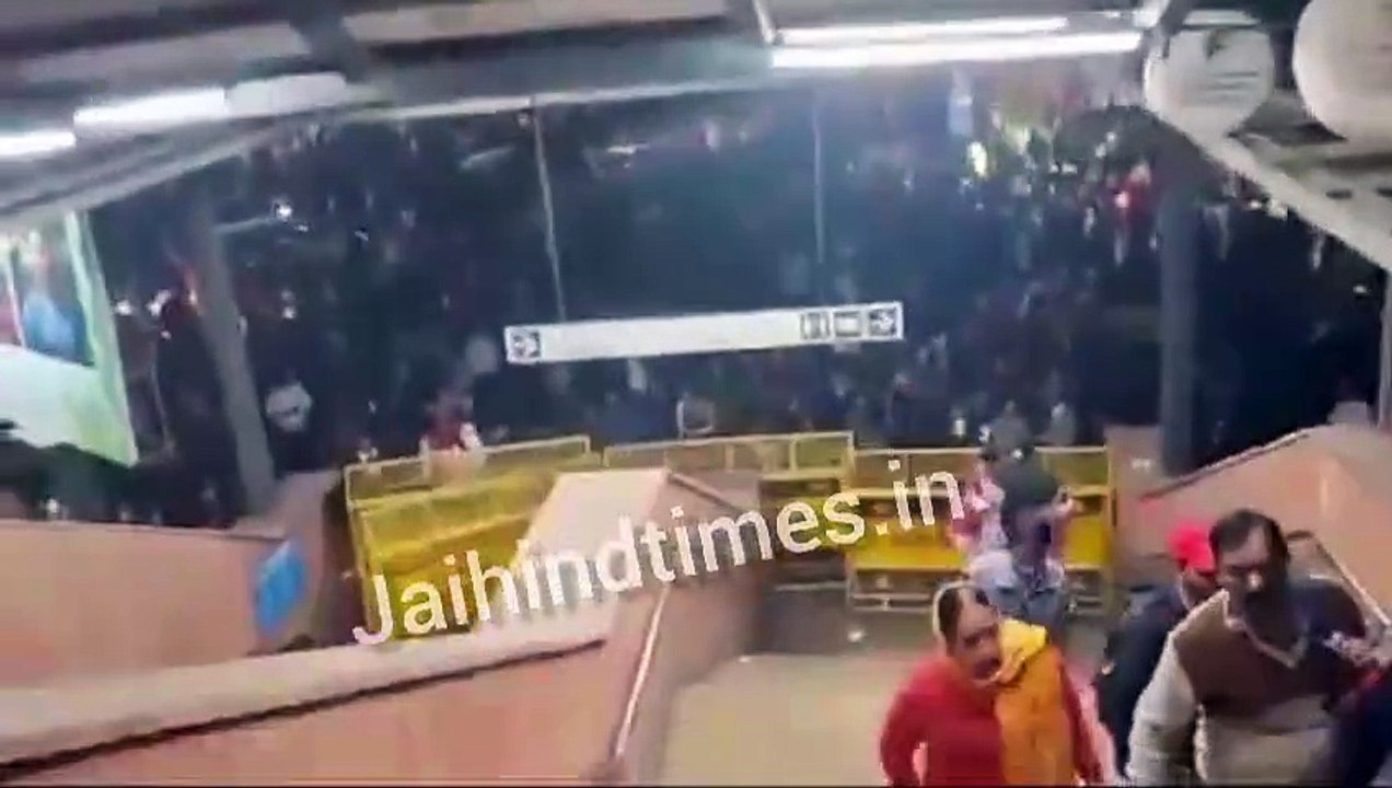 BIG BREAKING NEWS : नई दिल्ली रेलवे स्टेशन पर भगदड़, 15 घायल, महाकुंभ जाने वाली 2 ट्रेन लेट हुईं तो भीड़ बढ़ी #BreakingNews #Delhi #RailwayStation #suffocation #NewDelhiRailwayStaion