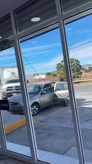 Poste de CFE a punto de caer en Saltillo