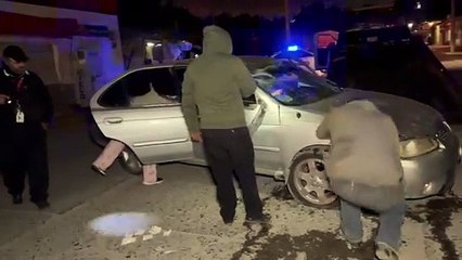 Dormita empleado y vuelca; choca dos carros estacionados