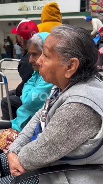 Adultos mayores hacen largas filas para cobrar su pensión en bienestar social