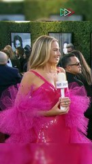Margot Robbie llega a los globos de oro con el atuendo de Barbie Superstar