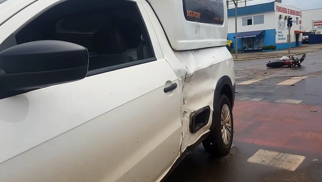 Motociclistas ficam feridos em acidente de trânsito na Avenida Brasil