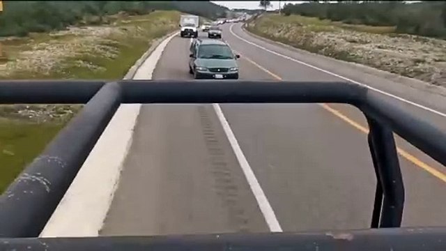 Brinda Guardia Estatal seguridad a caravana de paisanos