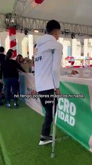 Da ejemplo instructor al patinar sobre hielo con una sola pierna